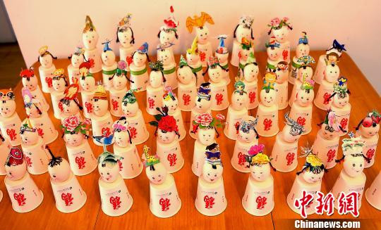 คุณย่าทำ "ตุ๊กตาจากเปลือกไข่" กว่า 50 ตัวให้เด็กนักเรียน