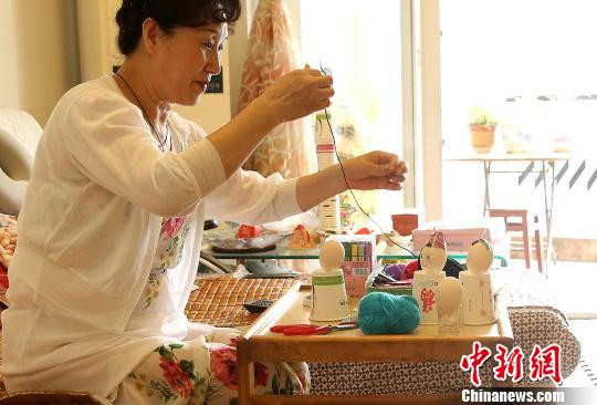 คุณย่าทำ "ตุ๊กตาจากเปลือกไข่" กว่า 50 ตัวให้เด็กนักเรียน