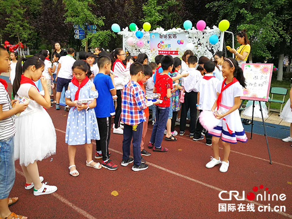 图片默认标题_fororder_葵花宝店前有序排队缴费-摄影-毛琴