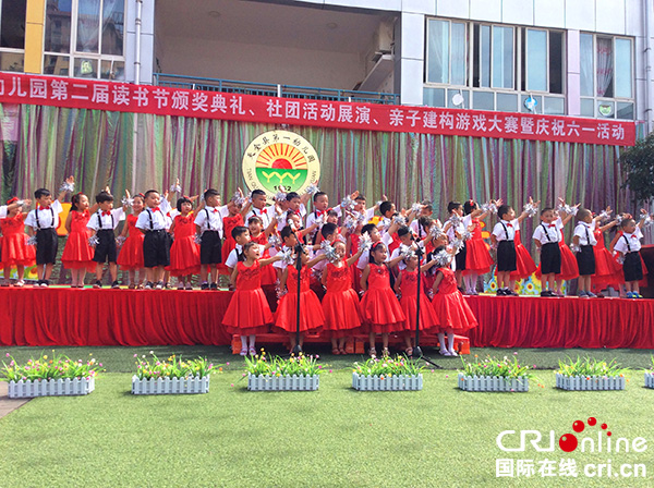 图片默认标题_fororder_合唱《唐诗大连唱》（摄影：解明尧）