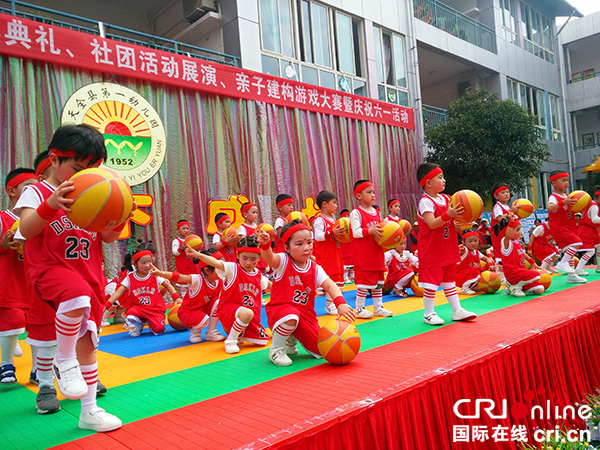 图片默认标题_fororder_篮球操（摄影：解明尧）