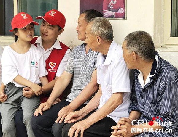 图片默认标题_fororder_文采艺在青神县敬老院朗诵作文《微光》（青神县委宣传部-供图）