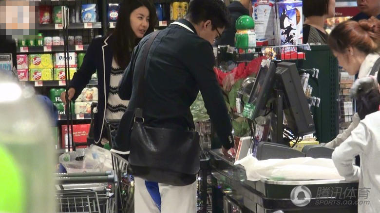 郭晶晶一家三口逛超市 夫妇穿情侣装