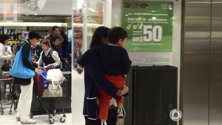 郭晶晶一家三口逛超市 夫妇穿情侣装