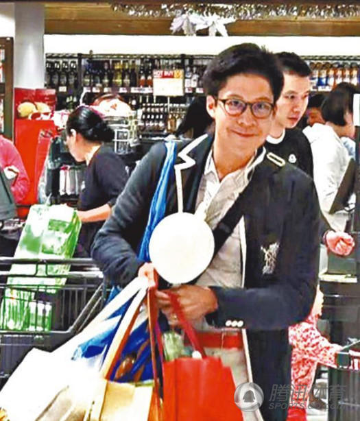 郭晶晶一家三口逛超市 夫妇穿情侣装