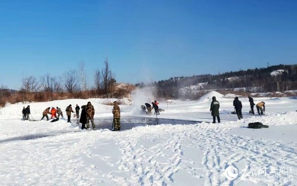 漠河、哈尔滨相继采冰 龙江“冰雪乐园”陆续开工建设