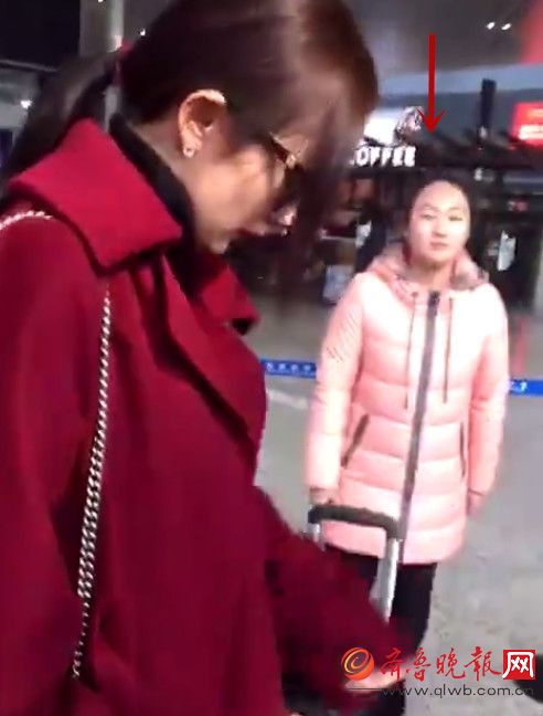 明星和路人差在哪？杨幂美腿抢镜戴墨镜颜值也高