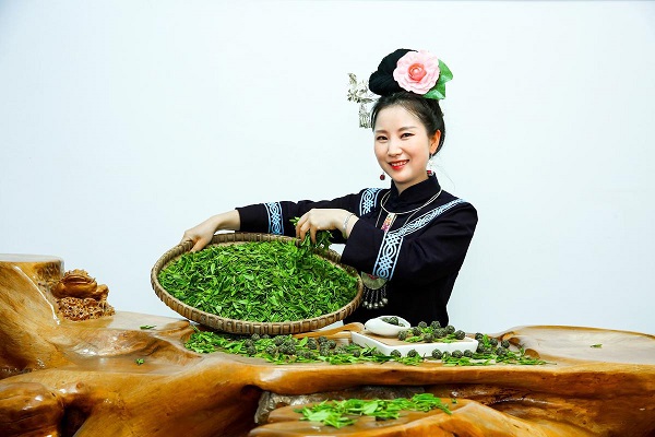 80后苗族美女放弃铁饭碗回到深山,为完成爷爷遗愿走红抖音 80后苗族美女放弃铁饭碗回到深山,为完成爷爷遗愿走红抖音