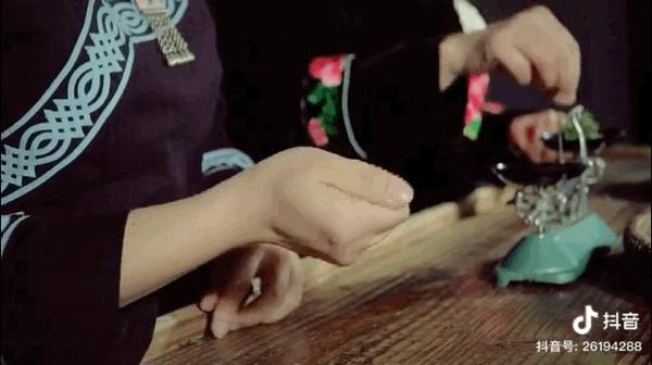 80后苗族美女放弃铁饭碗回到深山,为完成爷爷遗愿走红抖音 80后苗族美女放弃铁饭碗回到深山,为完成爷爷遗愿走红抖音