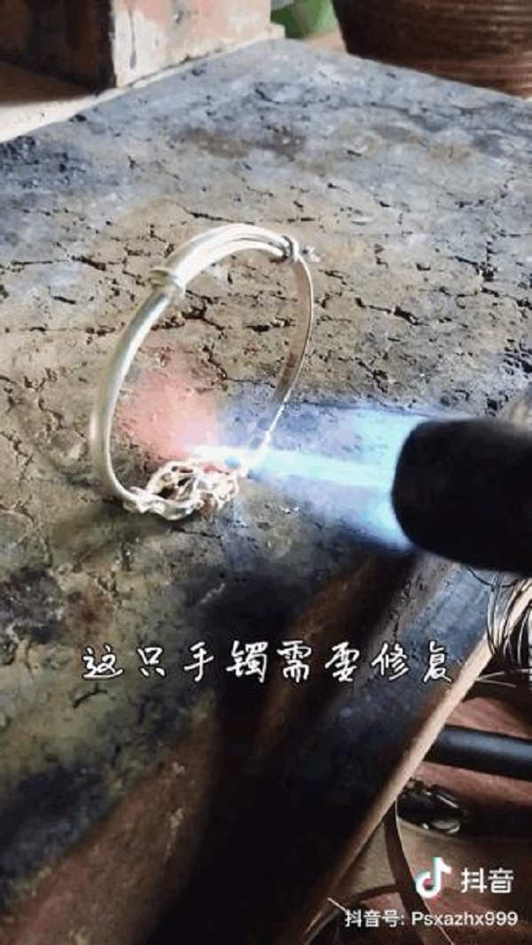 80后苗族银匠为守艺传家返深山,看非遗手艺人如何借抖音脱贫致富 80后苗族银匠为守艺传家返深山,看非遗手艺人如何借抖音脱贫致富