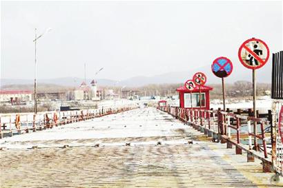 饶河口岸冬季浮箱固冰通道通过中俄双方验收组验收