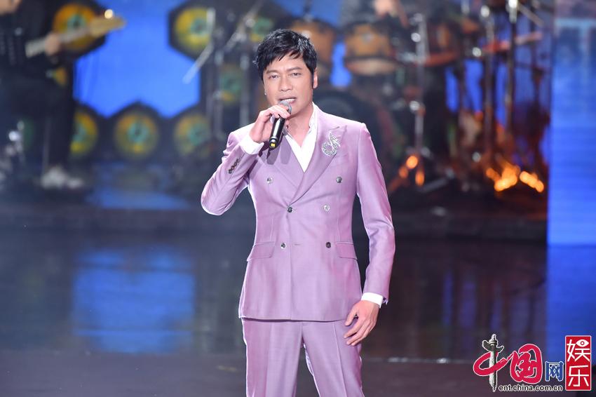 《跨界歌王》李治廷吉他弹唱摇滚范 盛一伦化身音乐诗人