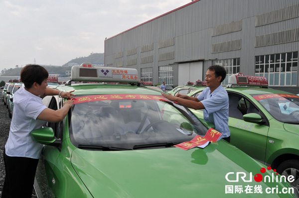 图片默认标题_fororder_司机们正在张贴“爱心送考”车标（伏凯摄影）