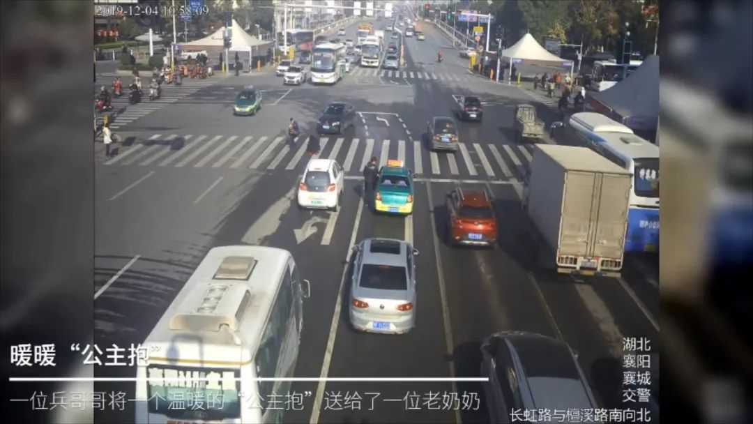 【新华社】冬日街头，老人在滚滚车流中摔倒！接下来……