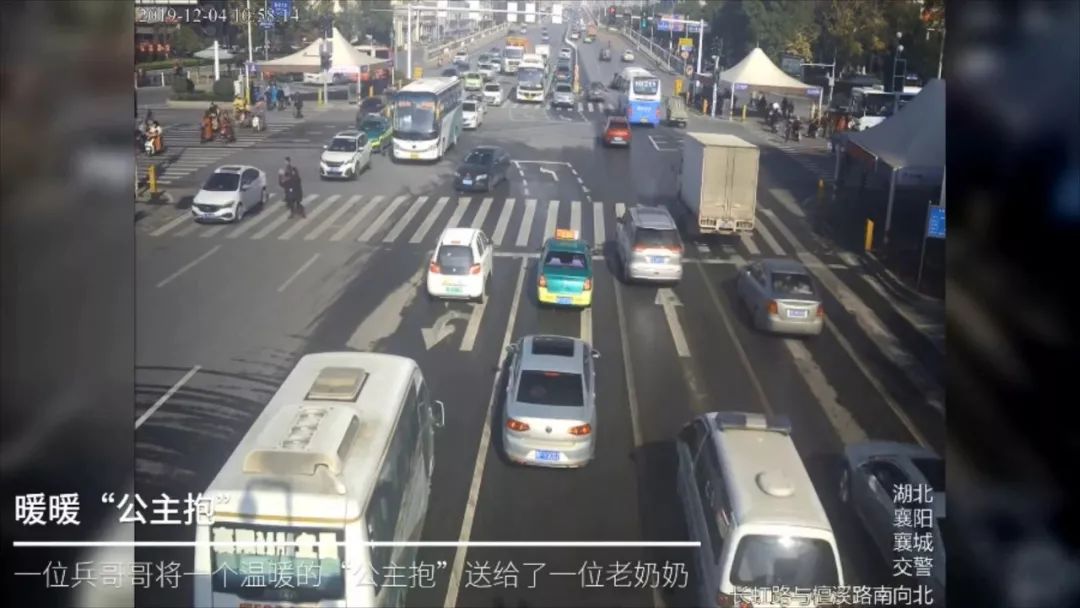 【新华社】冬日街头，老人在滚滚车流中摔倒！接下来……