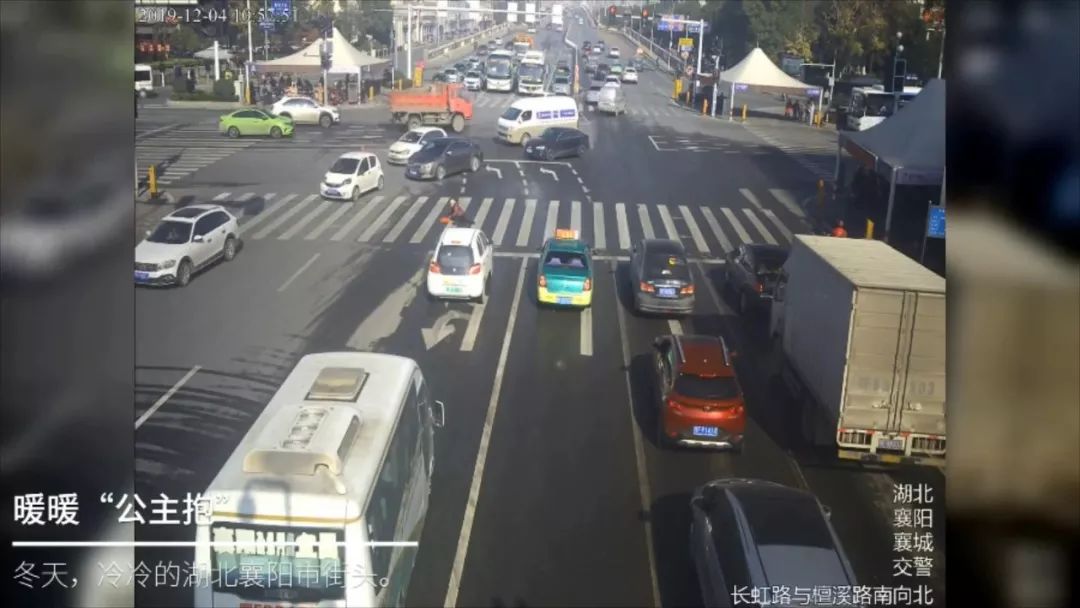 【新华社】冬日街头，老人在滚滚车流中摔倒！接下来……