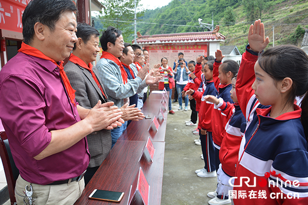 图片默认标题_fororder_孩子们为慰问人员系上红领巾