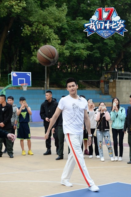 孙杨上演篮球火 林志颖华少迷翻小学妹(图)