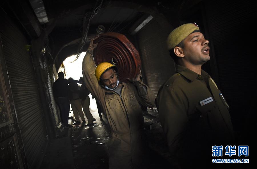 新华网@印度一商业楼发生火灾致32人死亡