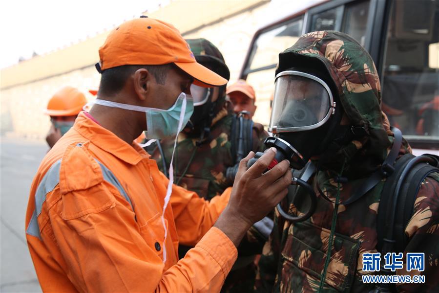 「新华网」印度新德里一商业建筑失火已致43人丧生