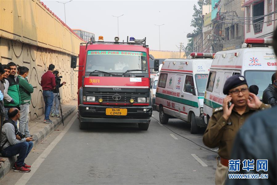 「新华网」印度新德里一商业建筑失火已致43人丧生