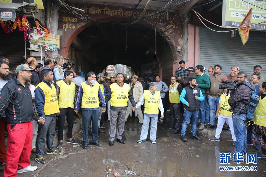 「新华网」印度新德里一商业建筑失火已致43人丧生