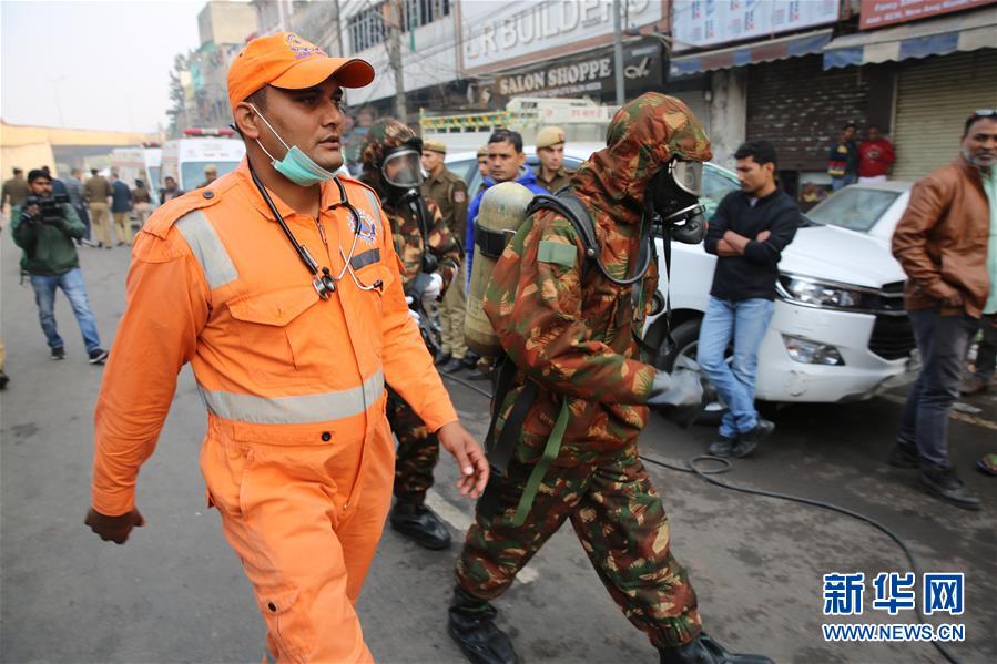 「新华网」印度新德里一商业建筑失火已致43人丧生