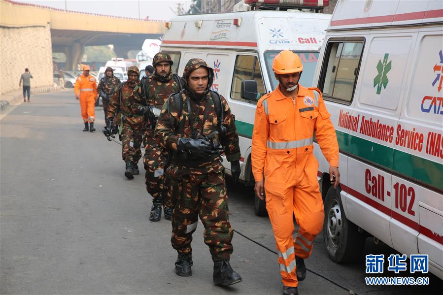 「新华网」印度新德里一商业建筑失火已致43人丧生