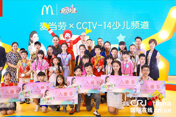 图片默认标题_fororder_选手和导师大合影