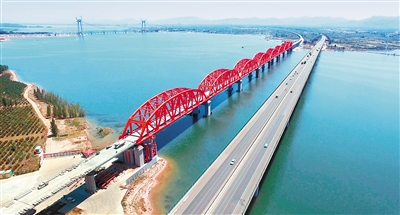 京张高铁官厅水库特大桥建设稳步推进