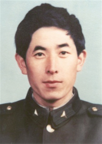 [光明网]交警刘振基：奋不顾身拦截闯卡车辆 被拖拽300多米壮烈牺