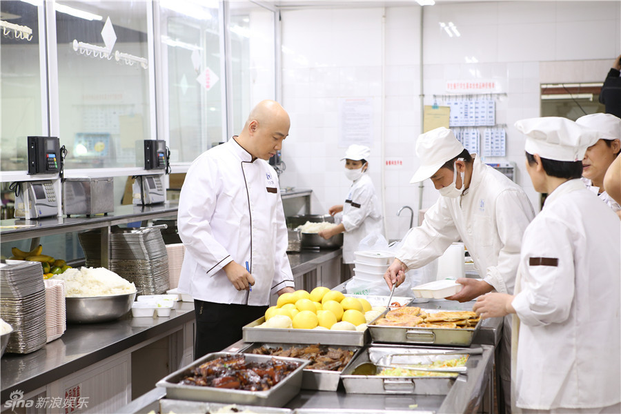 赊身还债！徐峥带假发 变食堂大妈抵饭钱(图)