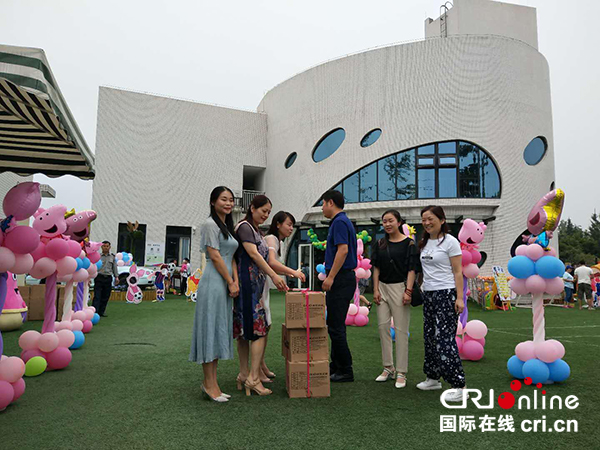 图片默认标题_fororder_慰问学校（摄影-肖茹文）