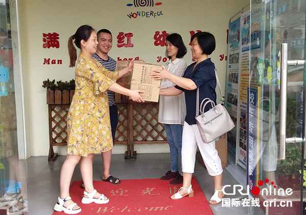 图片默认标题_fororder_慰问幼儿园（摄影-肖茹文）