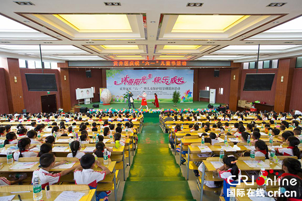 图片默认标题_fororder_儿童们观看情景剧表演