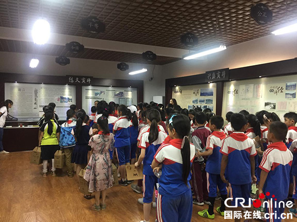 图片默认标题_fororder_孩子们到爱国主义教育基地参观学习