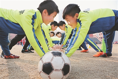 （头条）江苏各地学校纷纷开展各种活动庆祝国际足球日