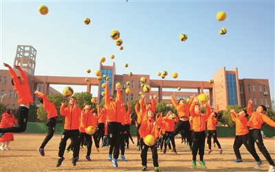 （头条）江苏各地学校纷纷开展各种活动庆祝国际足球日