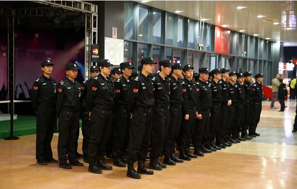 北京主场安保推搡记者抢证：我说怎样就怎样