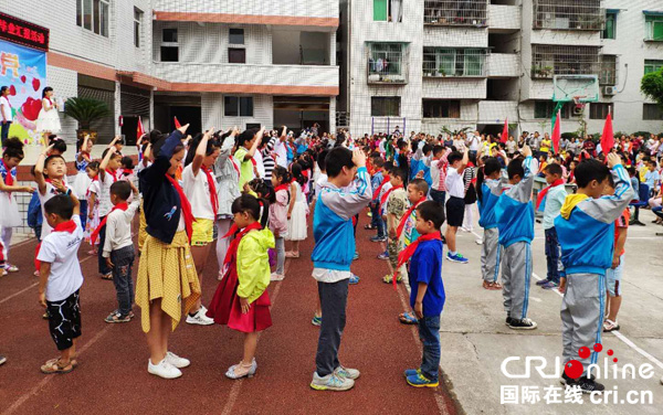 图片默认标题_fororder_举行少先队员入队仪式