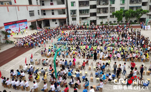 图片默认标题_fororder_全校师生、部分家长一起分享节日的快乐