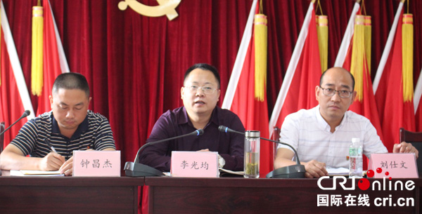 图片默认标题_fororder_脱贫攻坚会议现场