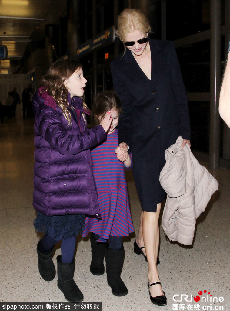 妮可·基德曼牵俩女儿现身一路说笑母爱十足[