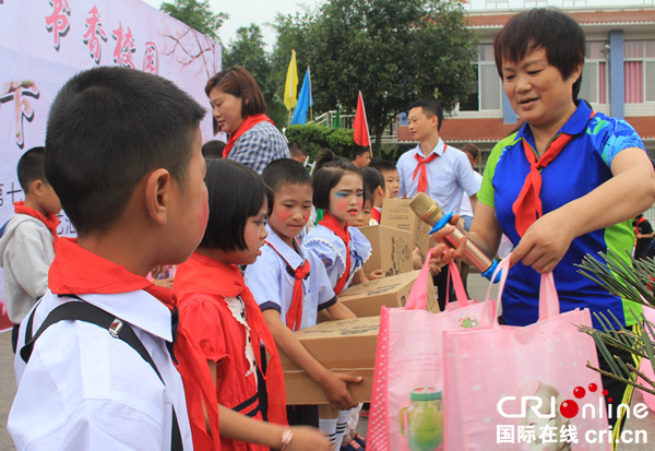 图片默认标题_fororder_为孩子们送上节日礼物
