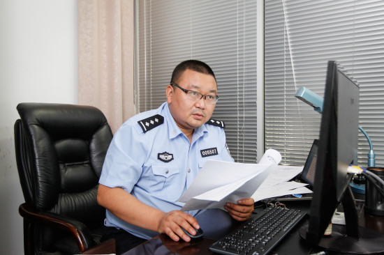 【CRI专稿 列表】重庆民警康飞：从警18年 “反诈小白”成为“反诈尖兵”