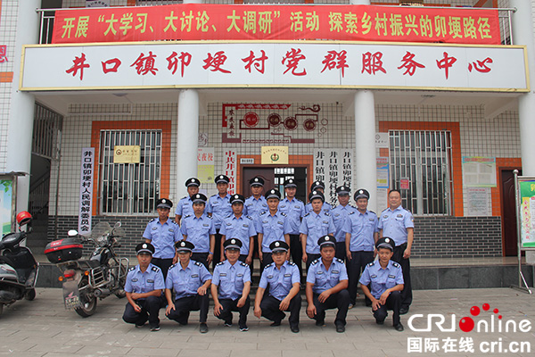 图片默认标题_fororder_治安巡逻队员合影留念（申洪雁--摄）
