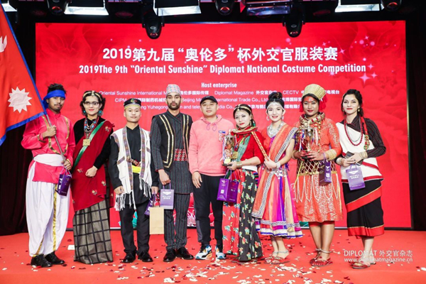 第九届“奥伦多”外交官服装大赛灿烂绽放_fororder_尼泊尔代表队合影