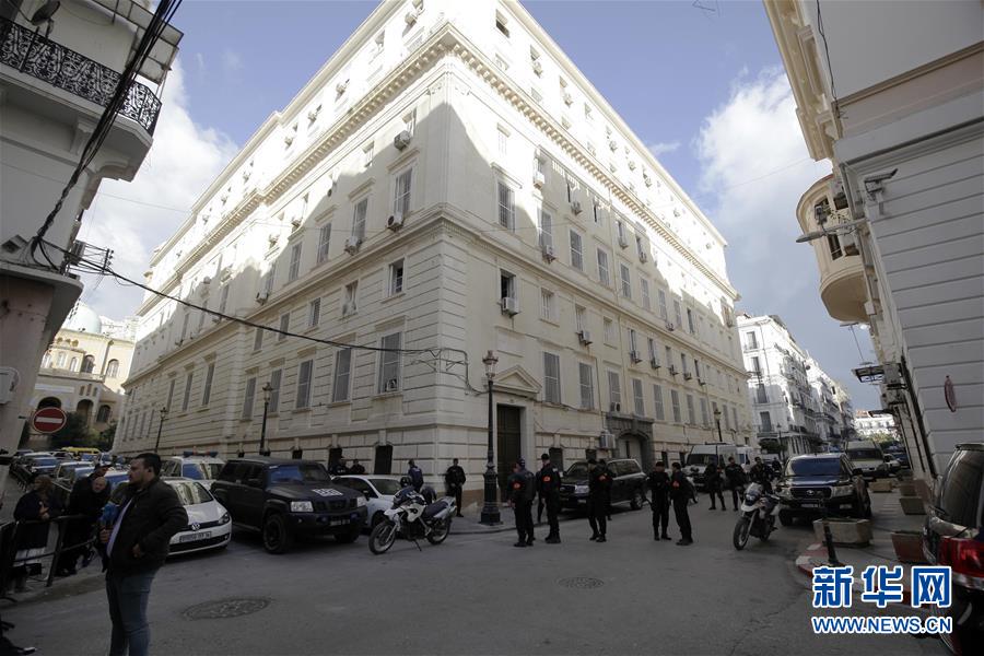 新华网：阿尔及利亚两名前总理因腐败等罪行被判刑