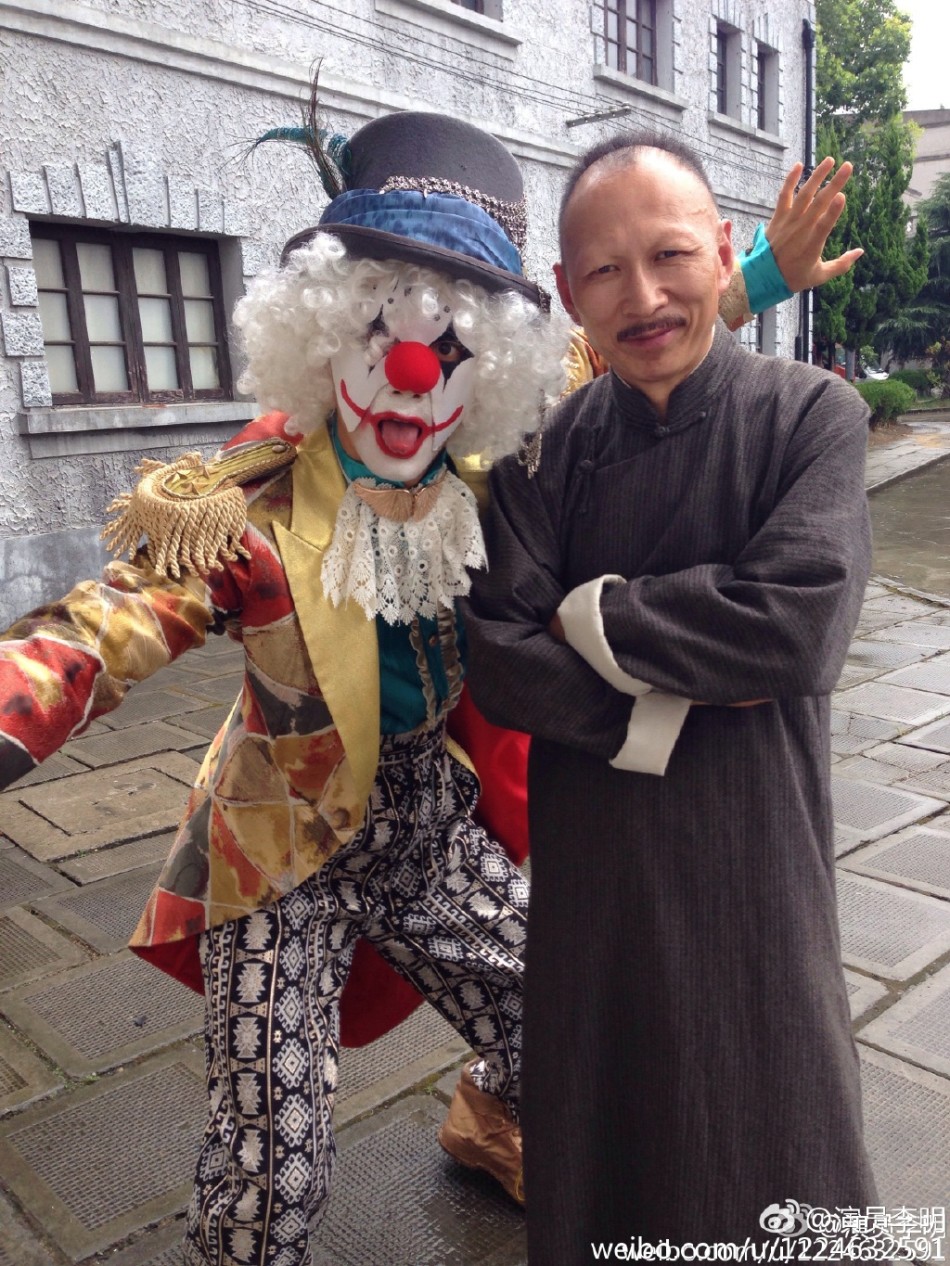 “金牌坏人”李明晒近照 潘长江赞依旧帅(组图)