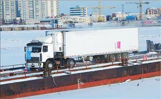 黑河与俄布市货运浮箱固冰通道开通